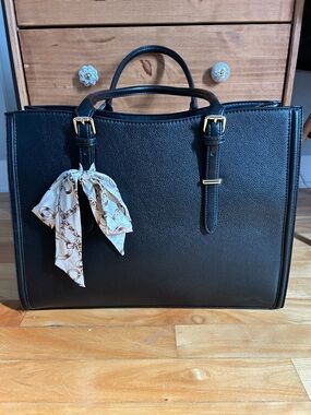 Amazon Black Structured Tote Handbag with Cream Chain-Print Scarf